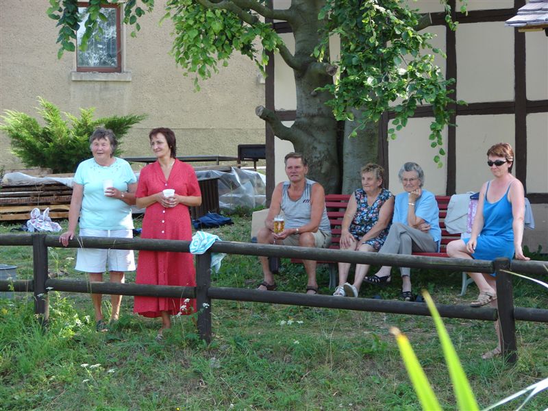 Zuschauer am Teich beim 12. Burgwitzer Teichfest
