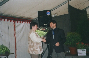 Thomas Jung überreicht zum Dank Blumen an Helga Neugebauer.