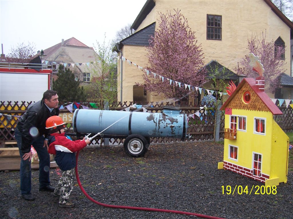 Am brennenden Haus konnten Kinder Feuerwehr spielen. Aufgenommen zur 888-Jahrfeier in Kospoda durch Helga Neugebauer.