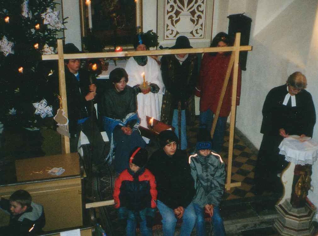 Das Krippenspiel 2001 in der kospodaer Kirche.