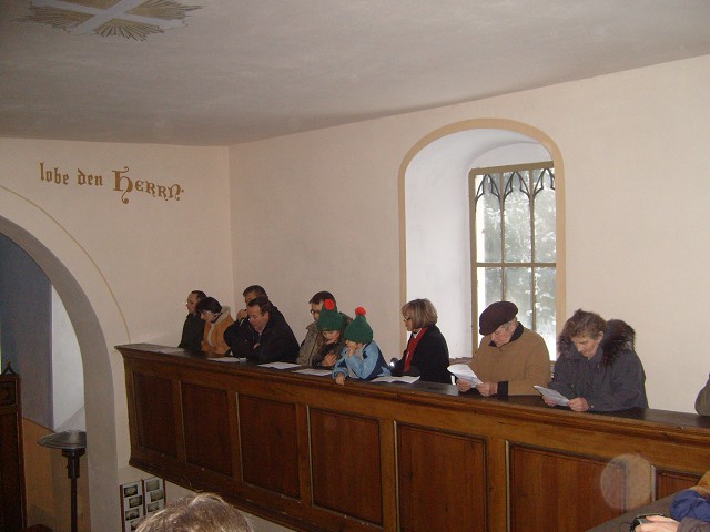 Die Besucher auf der Empore beim Krippenspiel 2007 in Burgwitz. Aufgenommen von Rico Krause am 24.12.2007.