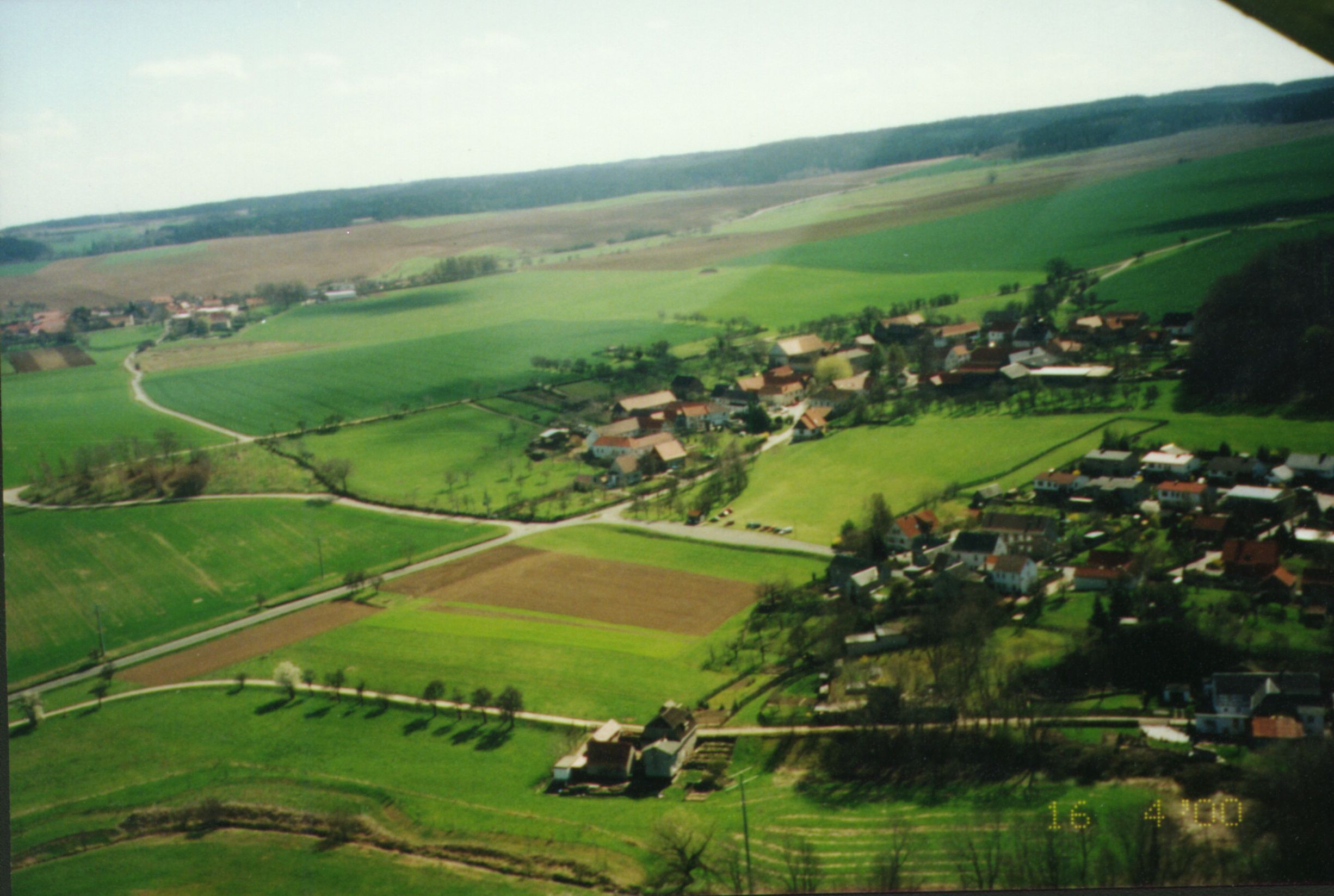 Eine ältere Luftansicht zeigt dieses Foto, am 16.4.2000 während der 880-Jahrfeier von Kospoda aus einem Hubschrauber geschossen.