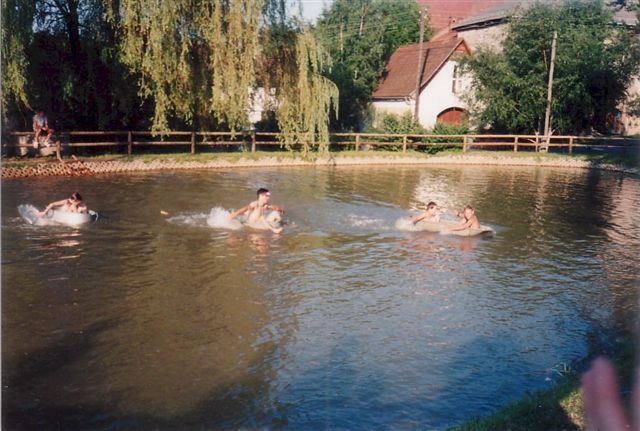Badewannenrennen auf dem neuen Teich beim ersten Burgwitzer Teichfest